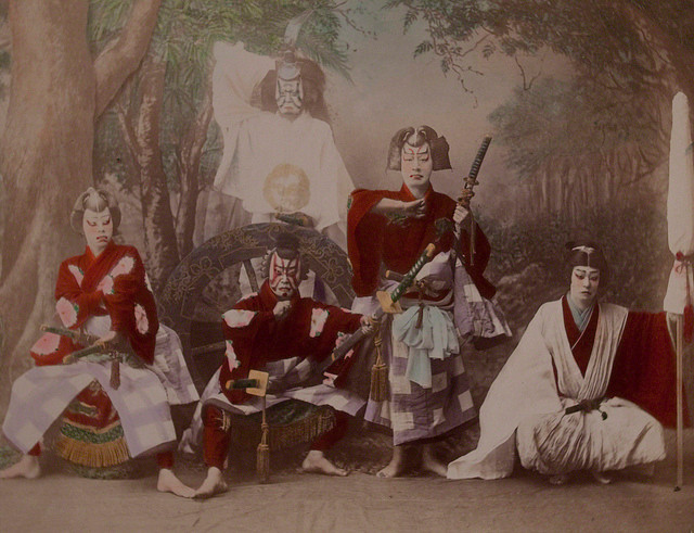 Trên sân khấu kịch Kabuki. Ảnh: Kusakabe Kimbei.