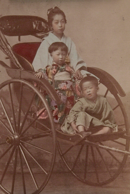 Người mẹ và hai con nhỏ trên xe tay. Ảnh: Kusakabe Kimbei.