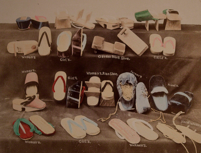 Các loại dép truyền thống của người Nhật. Ảnh: Kusakabe Kimbei.