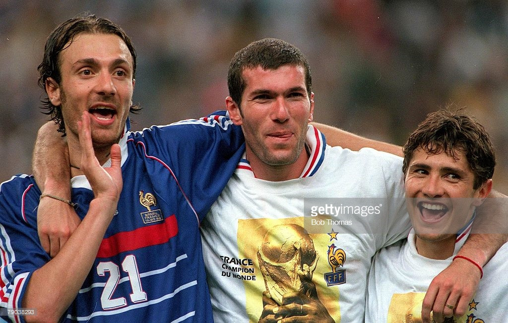 Zidane rạng rỡ bên đồng đội sau chiến thắng. Ảnh: Getty.