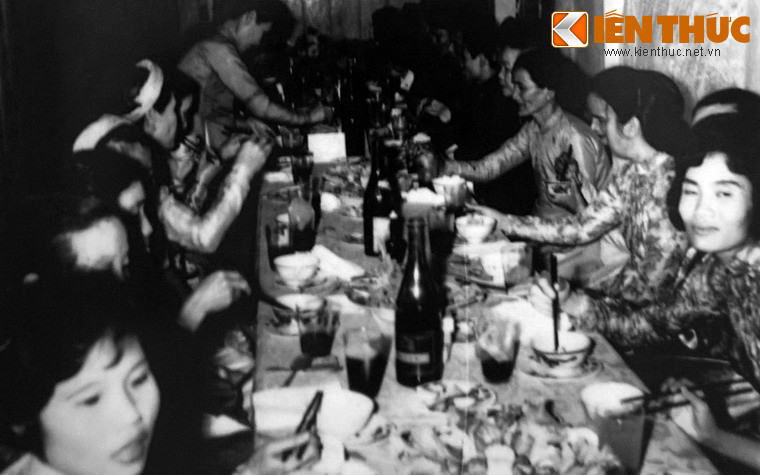 Tiệc cưới tại nhà trai trong đám cưới ông Phan Xuân Sanh và bà Mai Thị Trà.