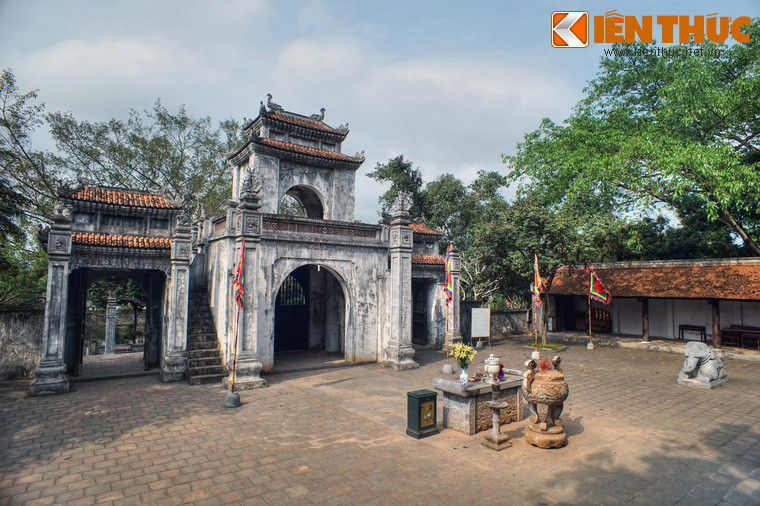 Hai bên sân trước tiền đường có nhà tả, hữu mạc, là nơi khách viếng đền nghỉ chân, sửa soạn đồ lễ.