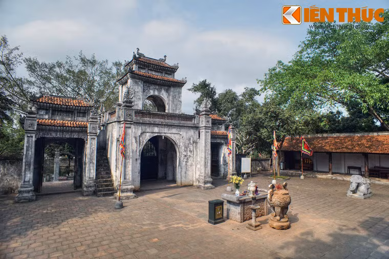 Hai bên sân trước tiền đường có nhà tả, hữu mạc, là nơi khách viếng đền nghỉ chân, sửa soạn đồ lễ.