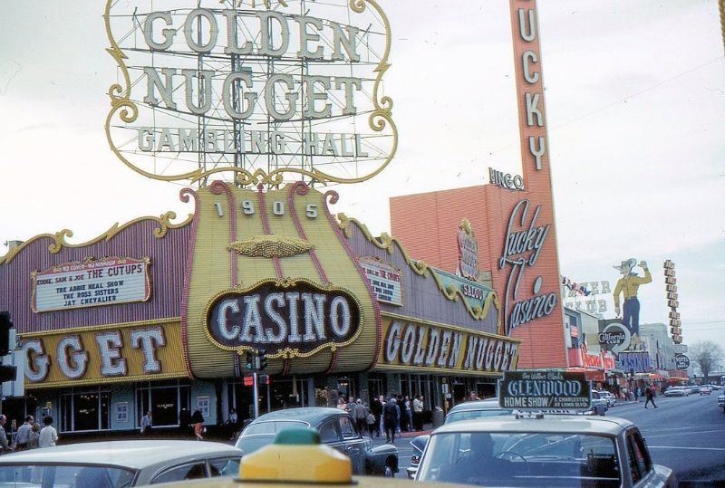 Sòng bạc Golden Nugget ở trung tâm Las Vegas, tháng 2/1964. Ảnh: Vintag.