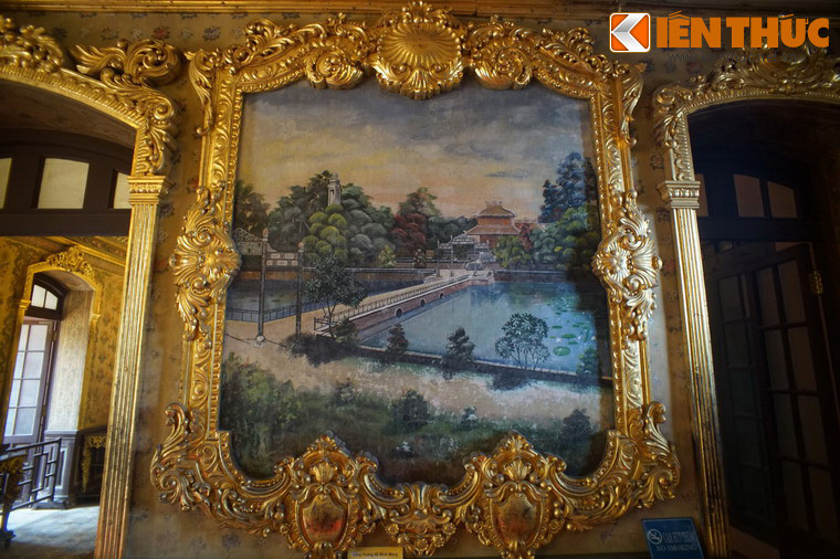 Đối diện với tranh lăng Gia Long là tranh lăng Minh Mạng. Tranh được thể hiện với góc nhìn từ Bửu Thành của lăng hướng về tòa Minh Lâu, công trình nằm ở vị trí trung tâm.