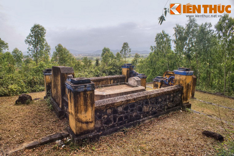 Khu mộ nằm trên khoảng đất phẳng, nhìn về hướng nơi chôn nhau cắt rốn là hướng Nam, cách đó 2 km. Nằm ở địa thế cao, mộ được bao quanh bởi khung cảnh khá hữu tình.