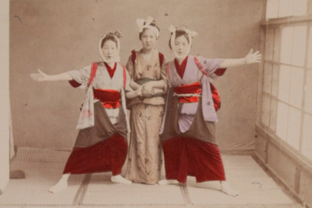 Các vũ công tập nhảy múa. Ảnh: Kusakabe Kimbei.