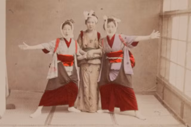 Các vũ công tập nhảy múa. Ảnh: Kusakabe Kimbei.