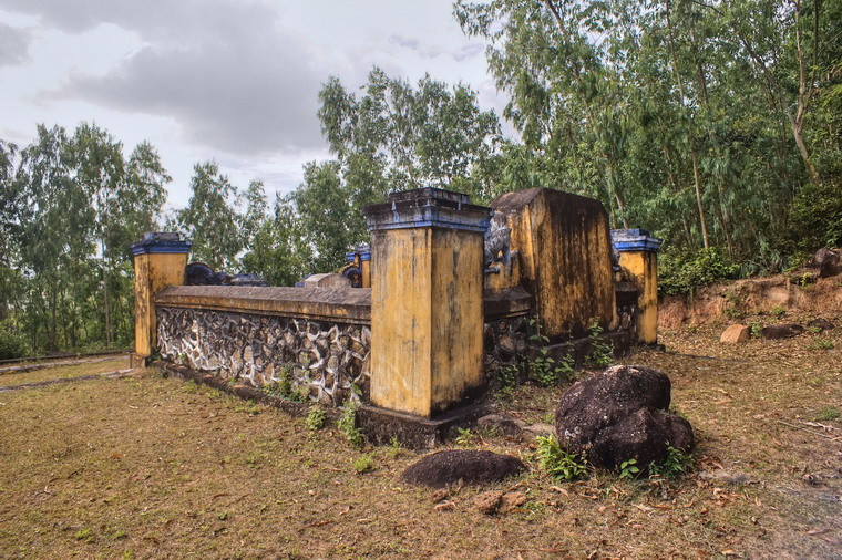 Trong nhiều thập niên của thế kỷ 20, ngôi mộ từng bị xuống cấp nghiêm trọng. Vào năm 1994, chính quyền địa phương đã tiến hành tôn tạo công trình trên cơ sở kiến trúc nguyên bản.