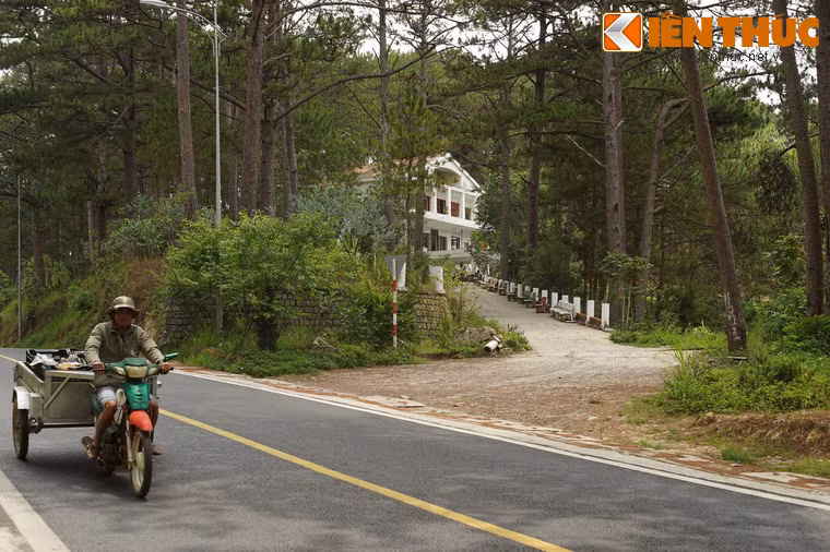 Trên đỉnh đẻo Preen của thành phố Đà Lạt có một ngôi biệt thự cổ rất nổi tiếng, được du khách phương xa biết đến qua tên gọi " Ngôi nhà ma Đà Lạt".