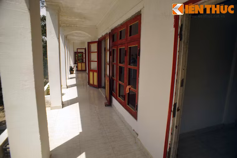 Vì "ngôi nhà ma" không phải là một ngôi nhà bỏ không, việc tùy tiện vào nhà mà không có sự đồng ý của gia chủ có thể bị coi là hành vi "xâm nhập tư gia bất hợp pháp".