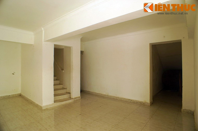 Các gian phòng ở tầng một không bài trí một vật dụng gì.