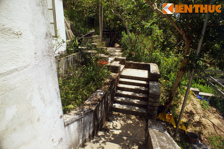 Sự hiện diện của một ngôi biệt thự hoang tàn tại vị trí đắc địa ở cửa ngõ Đà Lạt đã làm dấy lên những câu chuyện đồn thổi đầy mùi liêu trai về một hồn ma phụ nữ tóc dài lang thang trong ngôi nhà.