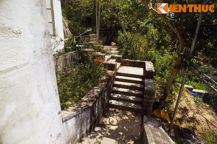 Sự hiện diện của một ngôi biệt thự hoang tàn tại vị trí đắc địa ở cửa ngõ Đà Lạt đã làm dấy lên những câu chuyện đồn thổi đầy mùi liêu trai về một hồn ma phụ nữ tóc dài lang thang trong ngôi nhà.