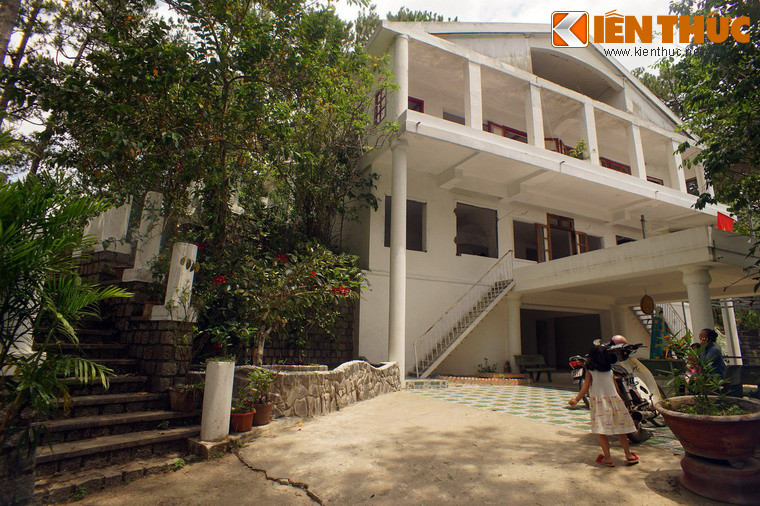 Về xuất xứ căn biệt thự, hiện tại có một số thông tin khác nhau. Theo một tư liệu, công trình được xây vào thập niên 1920 và thuộc sở hữu của một Hoa kiều giàu có.