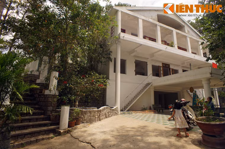 Về xuất xứ căn biệt thự, hiện tại có một số thông tin khác nhau. Theo một tư liệu, công trình được xây vào thập niên 1920 và thuộc sở hữu của một Hoa kiều giàu có.