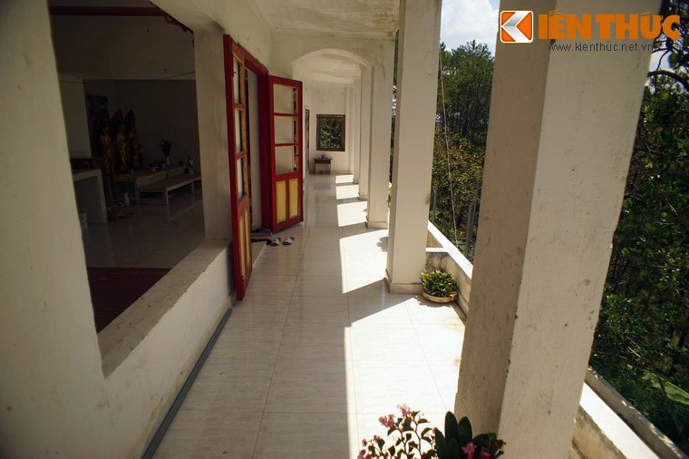 Các căn phòng ở tầng ba và tầng bốn được dùng làm phòng thờ.