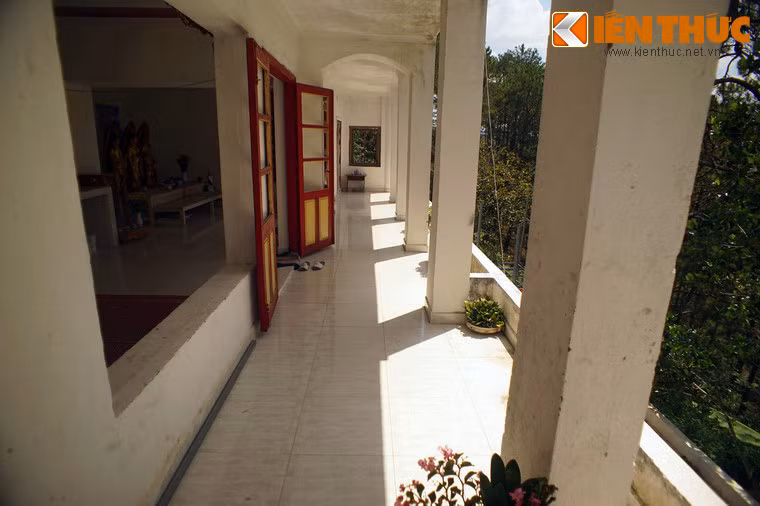 Các căn phòng ở tầng ba và tầng bốn được dùng làm phòng thờ.