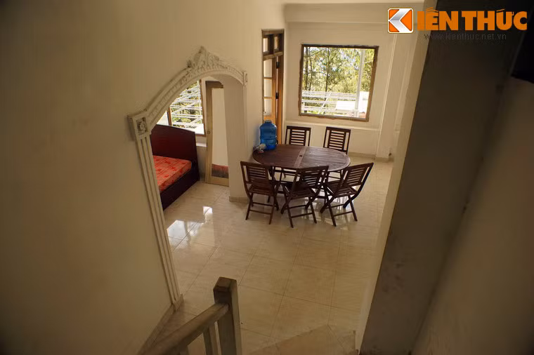 Dù vậy, ánh sáng tràn vào từ các ô cửa lớn khiến không gian khá sáng sủa.