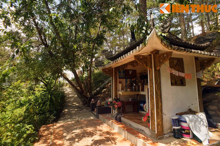 Cạnh biệt thự có lối dẫn đến một miếu thờ nhỏ.