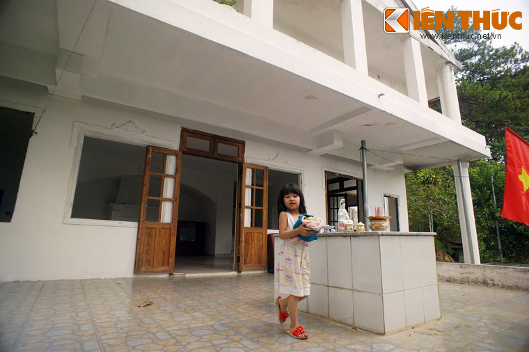 Hàng ngày có khá nhiều du khách tò mò ghé thăm "ngôi nhà ma". Nếu biệt thự có người, khách sẽ được tiếp đón và hướng dẫn thắp hương tại các bàn thờ.