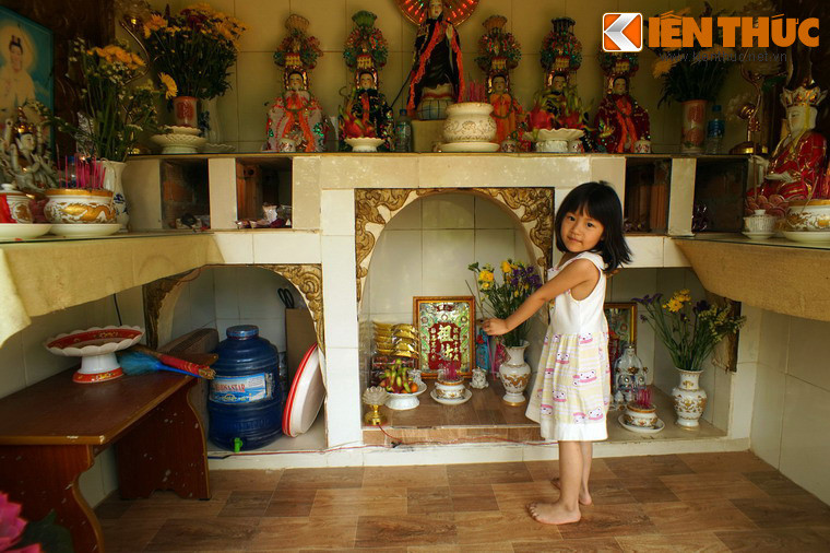 Tương truyền, miếu được xây để thờ một người phụ nữ chết ở đây từ năm xưa.