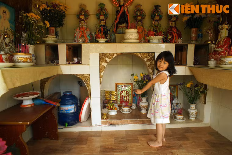 Tương truyền, miếu được xây để thờ một người phụ nữ chết ở đây từ năm xưa.