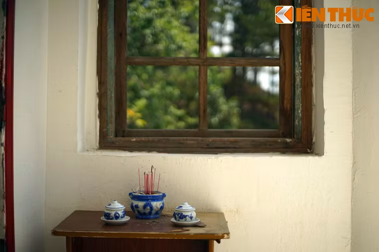 ...Hoặc bên cửa sổ.