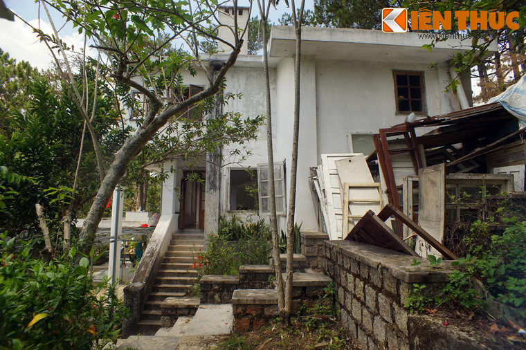 Theo nguồn khác thì biệt thự được xây năm 1942, chủ nhân là người Pháp. Sau khi con gái ông bị đột tử trong phòng tắm của ngôi nhà này, ông đã bỏ đi và không bao giờ quay lại.