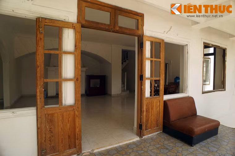 Tầng hai được dùng làm không gian sinh hoạt. Các phòng ở tầng này có bộ sofa, bàn ăn, giường ngủ, tủ và một số vật dụng khác.