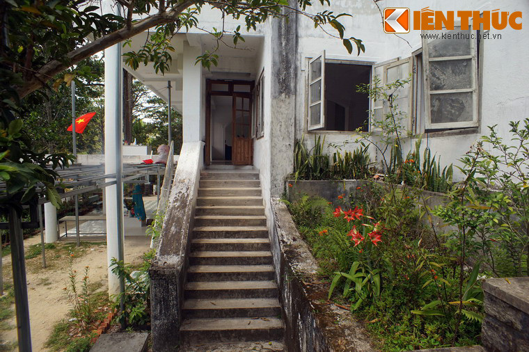 Đến năm 1955, nhà văn Nhất Linh, trưởng nhóm Tự Lực văn đoàn, đã mua lại ngôi nhà này để làm nơi nghỉ ngơi, viết sách và chơi phong lan. Rồi có một giai đoạn, ngôi nhà được chính quyền sở tại quản lý.