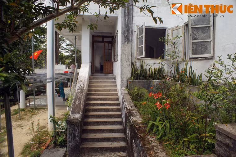 Đến năm 1955, nhà văn Nhất Linh, trưởng nhóm Tự Lực văn đoàn, đã mua lại ngôi nhà này để làm nơi nghỉ ngơi, viết sách và chơi phong lan. Rồi có một giai đoạn, ngôi nhà được chính quyền sở tại quản lý.