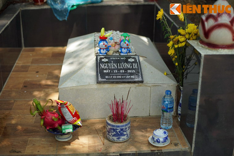 Cạnh ngôi miếu có một ngôi mộ khá mới, bia mộ ghi “Phần mộ Nguyễn Lương Di, mất 15-3-2015”. Theo lời của người trông nom biệt thự, đây là mộ của một bé sơ sinh bị bỏ rơi bên đường. Một số người hảo tâm đã đưa em về đây chôn cất.