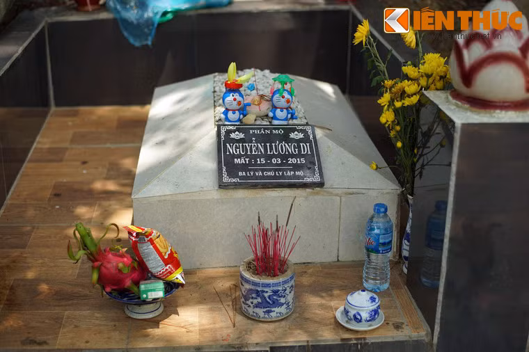 Cạnh ngôi miếu có một ngôi mộ khá mới, bia mộ ghi “Phần mộ Nguyễn Lương Di, mất 15-3-2015”. Theo lời của người trông nom biệt thự, đây là mộ của một bé sơ sinh bị bỏ rơi bên đường. Một số người hảo tâm đã đưa em về đây chôn cất.