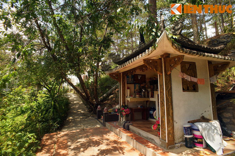 Cạnh biệt thự có lối dẫn đến một miếu thờ nhỏ.