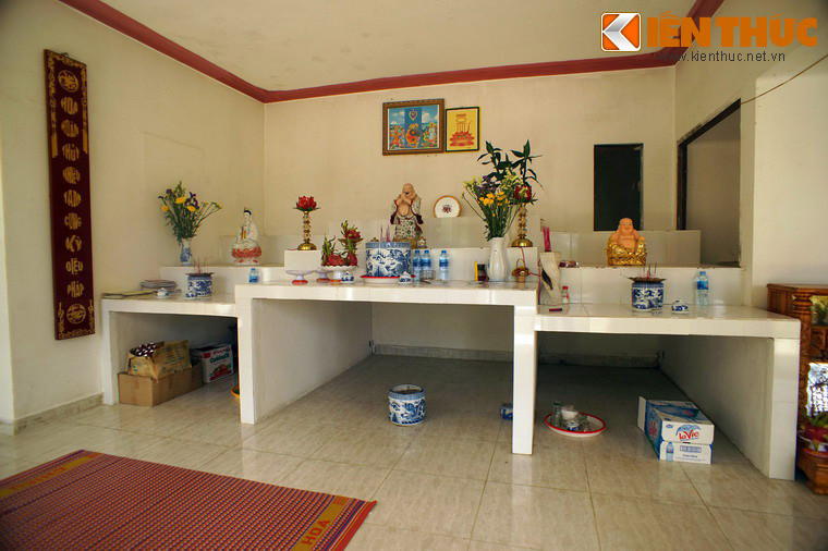 Các bàn thờ được đặt ở nhiều vị trí khác nhau, như ở chính giữa phòng...