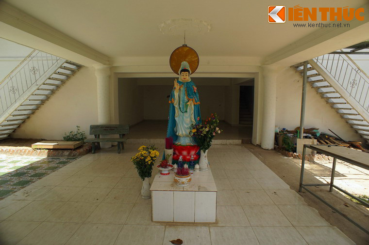 Hiện tại, toàn bộ tầng một của ngôi nhà để trống, ở sân phía trước có đặt một đài thờ Bồ Tát.