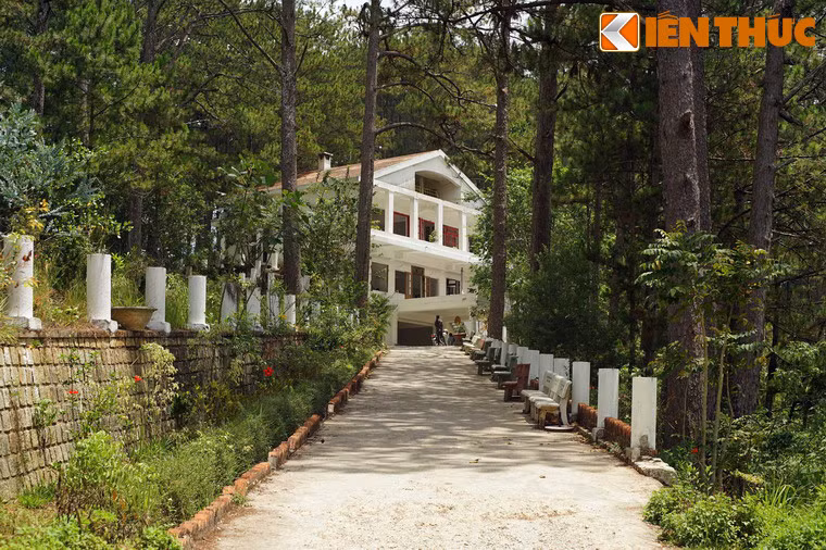 Căn biệt thự có quy mô khá bề thế, gồm bốn tầng, được nối với Quốc lộ 20 qua một đoạn đường nội bộ dài khoảng 50 mét.