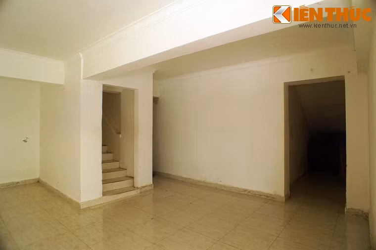 Các gian phòng ở tầng một không bài trí một vật dụng gì.