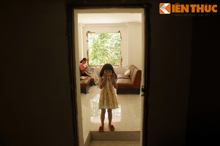 Một người phụ nữ trung niên đã được thuê để đến đây trông nom, dọn dẹp hàng ngày. Các con cháu bà cũng thường lên đây phụ giúp.