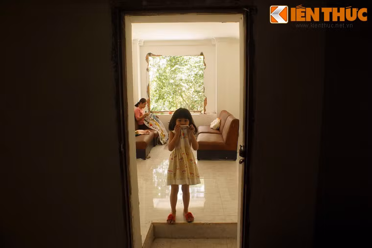 Một người phụ nữ trung niên đã được thuê để đến đây trông nom, dọn dẹp hàng ngày. Các con cháu bà cũng thường lên đây phụ giúp.