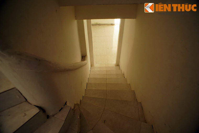 Đôi khi cũng có những du khách ưa mạo hiểm đến "thăm" biệt thự vào buổi đêm.