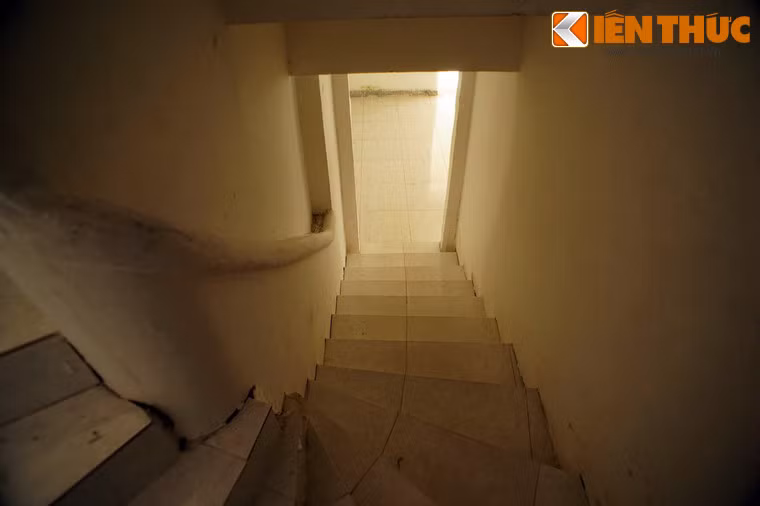 Đôi khi cũng có những du khách ưa mạo hiểm đến "thăm" biệt thự vào buổi đêm.