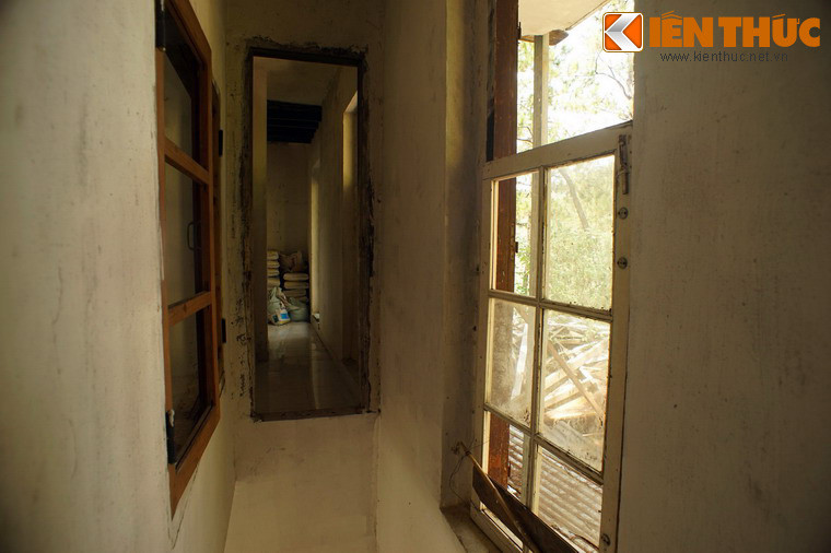 Nhìn chung, ngôi biệt thự đã được sơn sửa lại gần đây, nhưng vẫn có nhiều dấu hiệu của sự xuống cấp, như các ô cửa bị bung, tường có chỗ bong tróc.