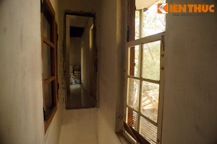 Nhìn chung, ngôi biệt thự đã được sơn sửa lại gần đây, nhưng vẫn có nhiều dấu hiệu của sự xuống cấp, như các ô cửa bị bung, tường có chỗ bong tróc.