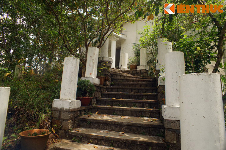 Sau năm 1975, ngôi nhà đã có thời gian dài vô chủ và trở nên hoang phế.