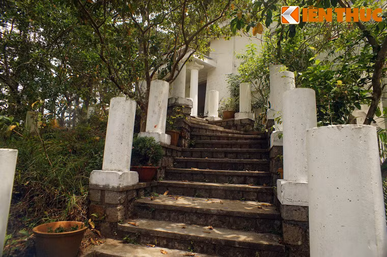 Sau năm 1975, ngôi nhà đã có thời gian dài vô chủ và trở nên hoang phế.