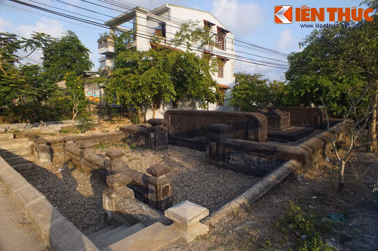 Bên đường Nguyễn Văn Linh ở phường An Hòa, TP Huế có một khu lăng mộ cổ nằm giữa khu dân cư đông đúc. Đó là lăng mộ Hữu Tham tri Công bộ Phan Tiến Cẩn - vị quan đại thần có công đúc Cửu vị thần công của nhà Nguyễn - cùng phu nhân.