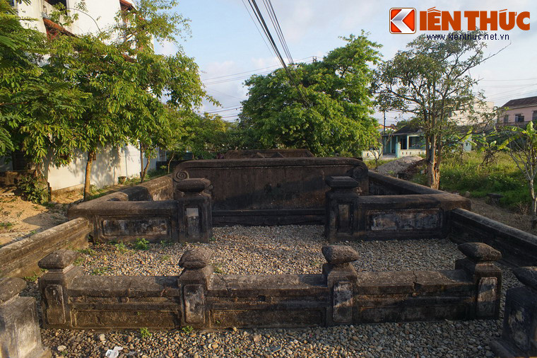 Lăng mộ có quy mô khá lớn với bình đồ hình chữ nhật, rộng 10,5 mét, dài 20 mét, xây dựng bằng hợp chất kết hợp với gạch, đá. Xung quanh công trình này bấy lâu nay vẫn tồn tại một câu chuyện nhuốm màu huyền bí.