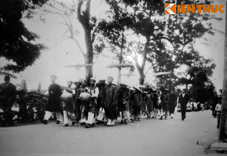 Đoàn rước dâu của họ nhà trai trong đám cưới ông Võ Đăng Lạc và bà Tôn Nữ Lệ Chi, ngày 14/11/1971, nay ở phường Thủy Xuân, TP Huế.